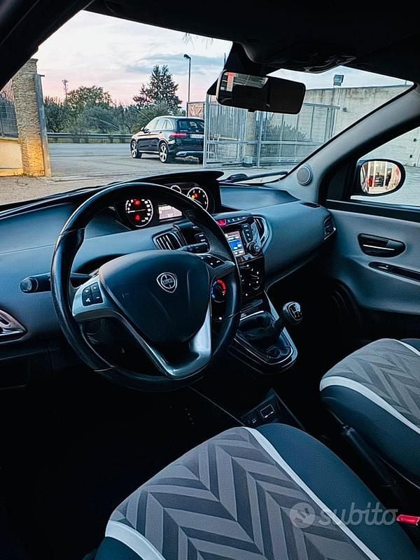 Usata Lancia Ypsilon Gold 95 CV (69 kW) 2016 Blu Utilitaria