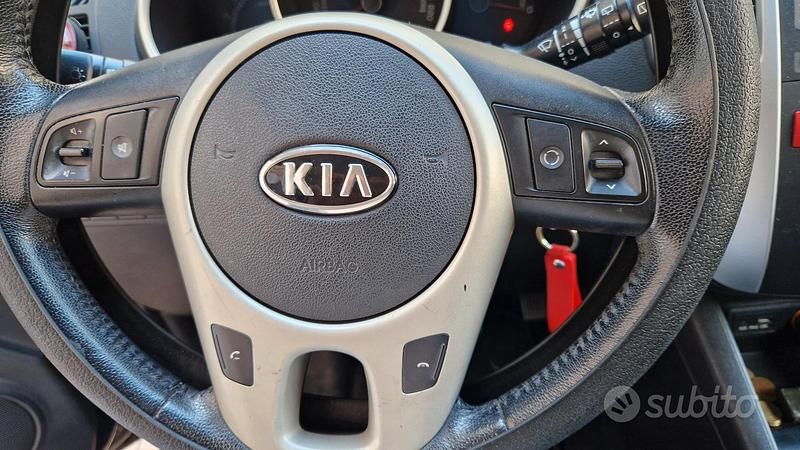 Usata Kia Venga 90 CV (66 kW) 2010 Nero Utilitaria