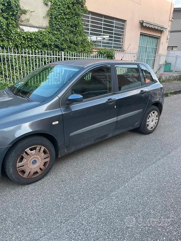 Usata Fiat Stilo 140 CV (102 kW) 2004 Grigio Utilitaria