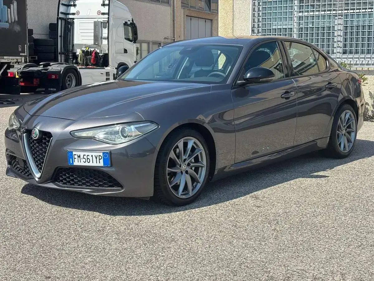 Usata Alfa Romeo Giulia Super 150 CV (110 kW) 2017 Grigio vesuvio Berlina