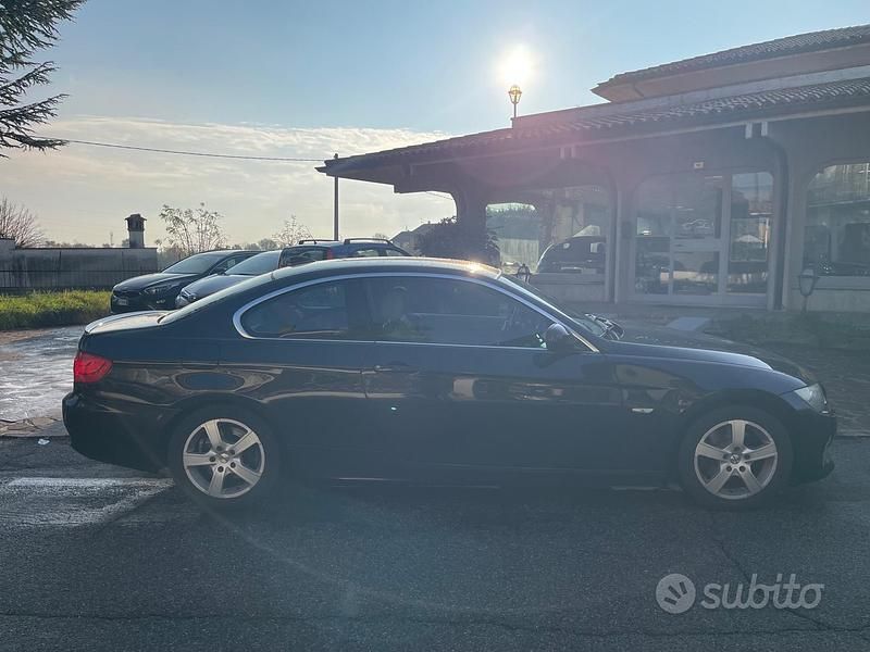 Begagnad BMW 320 183 HK (134 kW) 2011 Svart Sportkupé