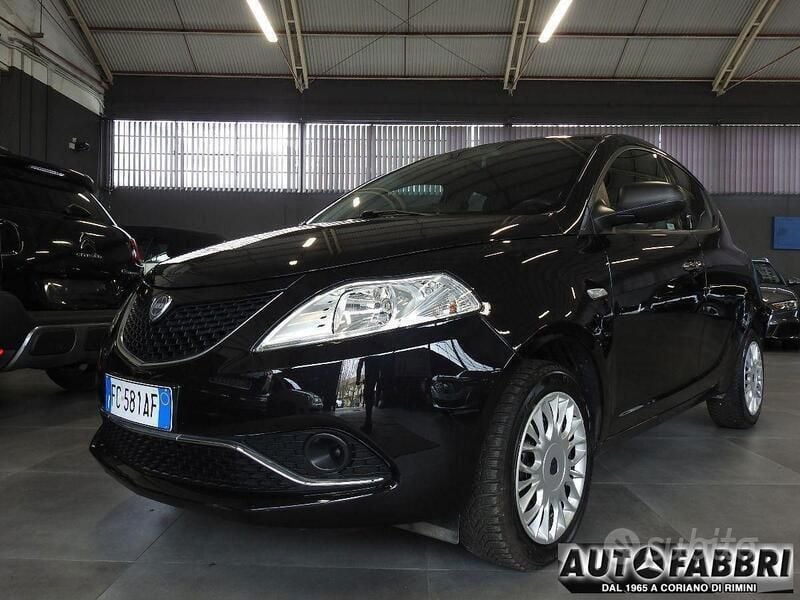 Usata Lancia Ypsilon 69 CV (50 kW) 2015 Grigio Utilitaria