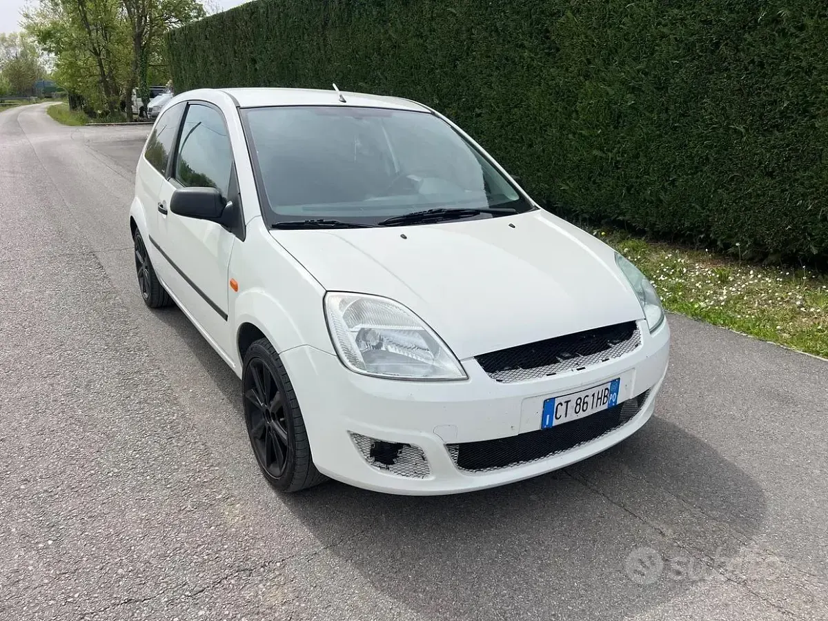 Usata Ford Fiesta Sport 80 CV (58 kW) 2005 Bianco Utilitaria
