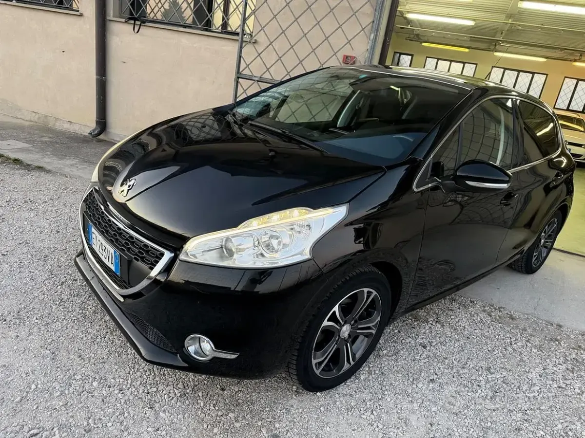 Usata Peugeot 208 Allure 82 CV (60 kW) 2015 Nero Utilitaria