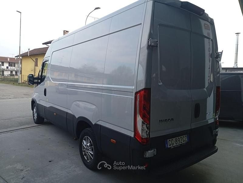 Usata Iveco Daily 136 CV (100 kW) 2022 Argento Berlina