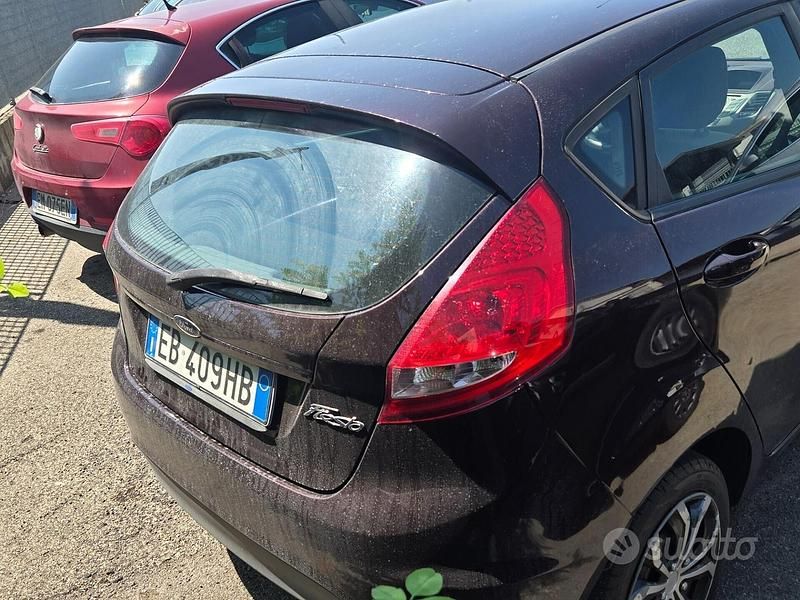 Usata Ford Fiesta 96 CV (70 kW) 2011 Rosso Utilitaria