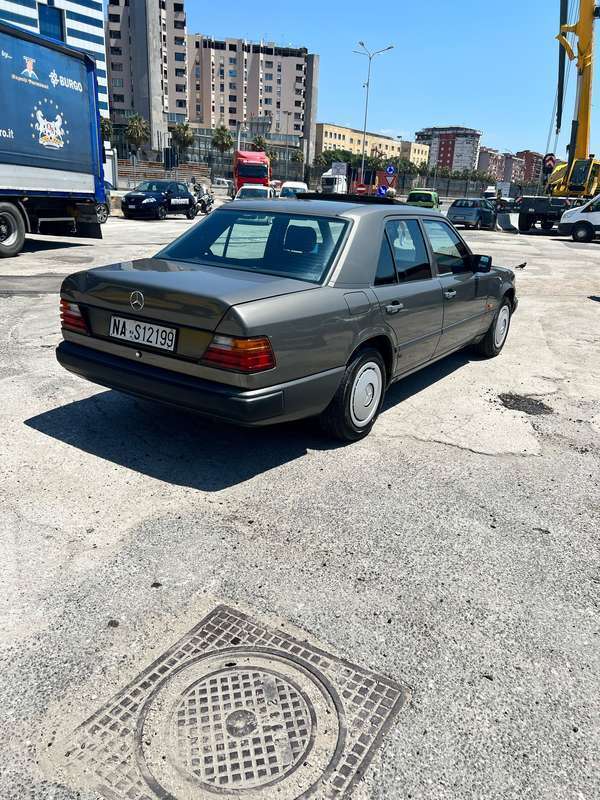 Usato 1988 Mercedes E200 2.0 Benzin 122 CV (3.700 €)