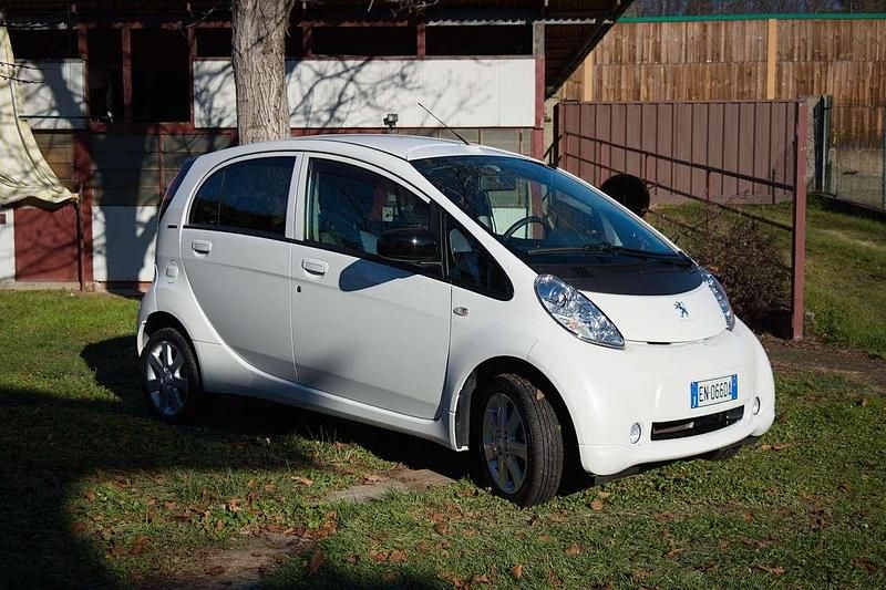 Usata Peugeot iON Active 35 kW (48 CV) 2012 Bianco Utilitaria