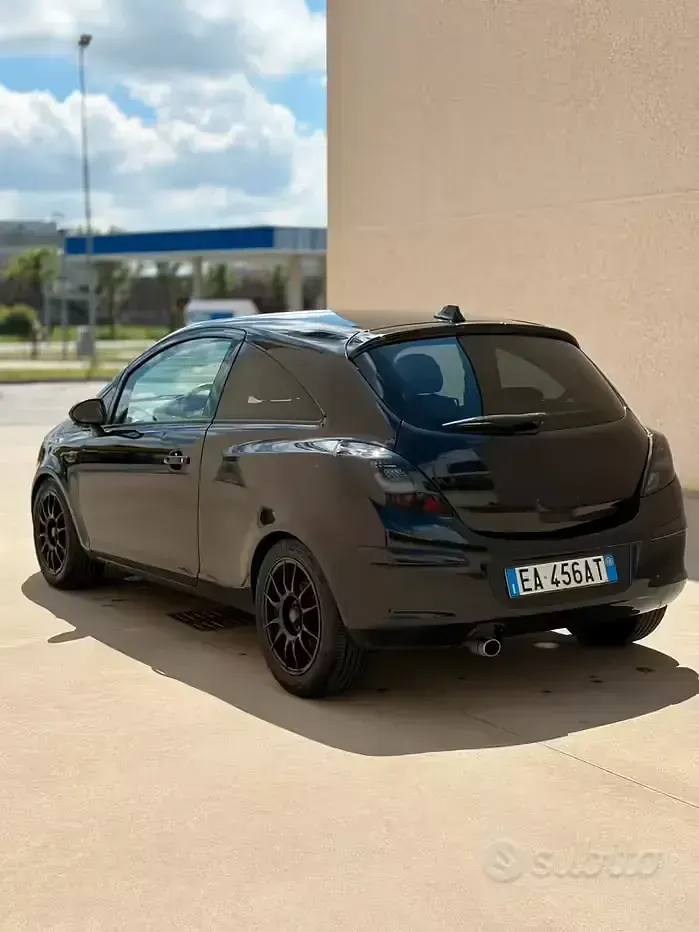 Usata Opel Corsa 100 CV (73 kW) 2010 Nero Utilitaria