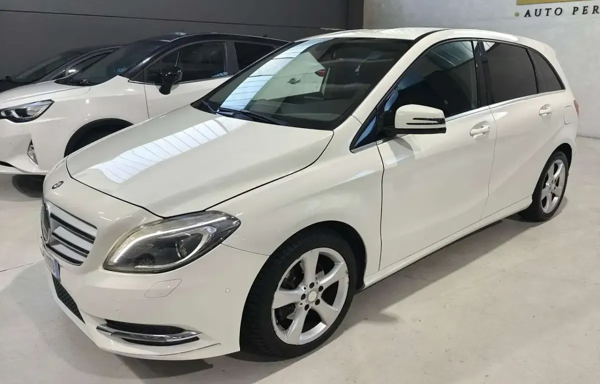 Usata Mercedes B180 Premium 121 CV (88 kW) 2013 Bianco Utilitaria