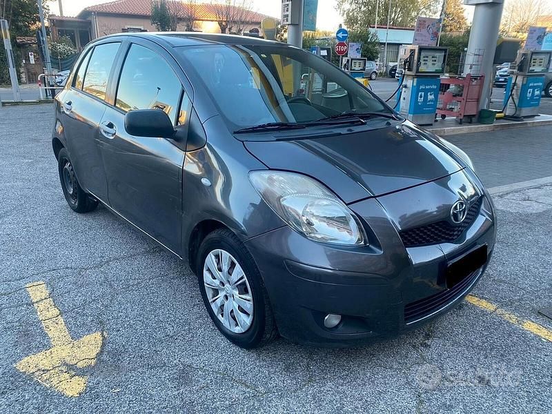 Second-hand Toyota Yaris Sol 90 CP (66 kW) 2011 Negru Hatchback