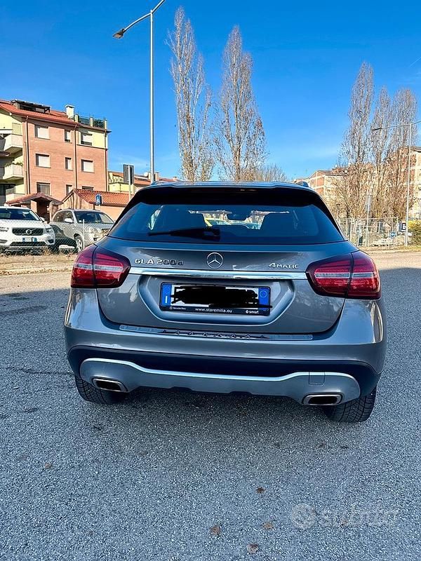 Usata Mercedes GLA200 136 CV (100 kW) 2017 Grigio SUV