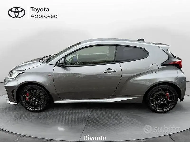 Usata Toyota Yaris 280 CV (205 kW) 2024 Grigio scuro Utilitaria