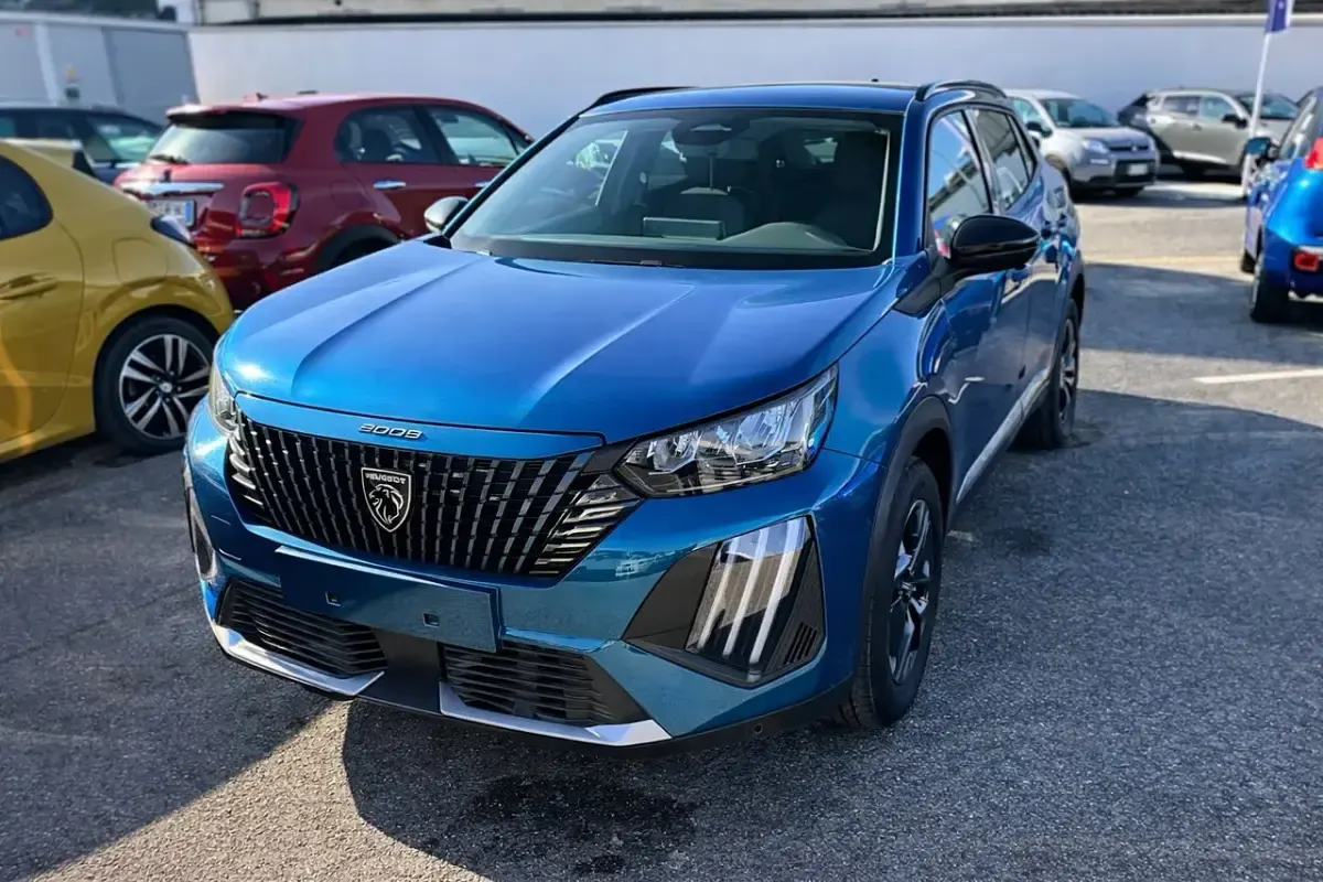 Usata Peugeot 2008 Allure 101 CV (74 kW) 2025 Blu SUV