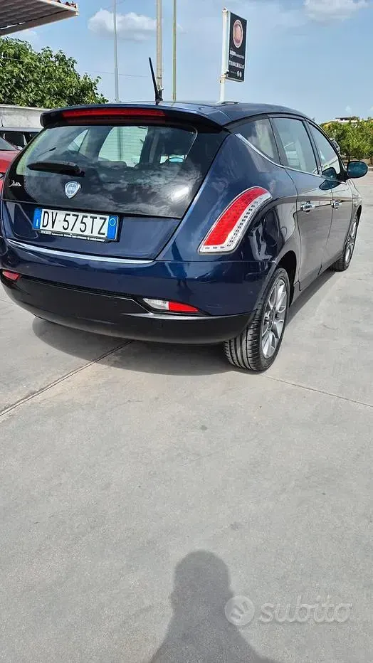 Begagnad Lancia Delta 120 HK (88 kW) 2009 Blå Halvkombi