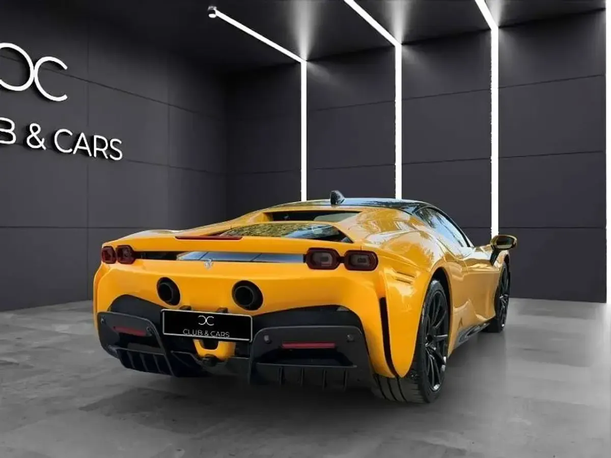 Usata Ferrari SF90 999 CV (734 kW) 2021 Pnte giallo triplo strato extr Coupé