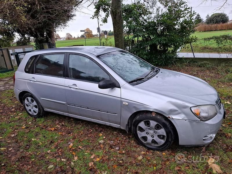 Käytetty Kia Cerato 102 HP (75 kW) 2006 Harmaa Sedan