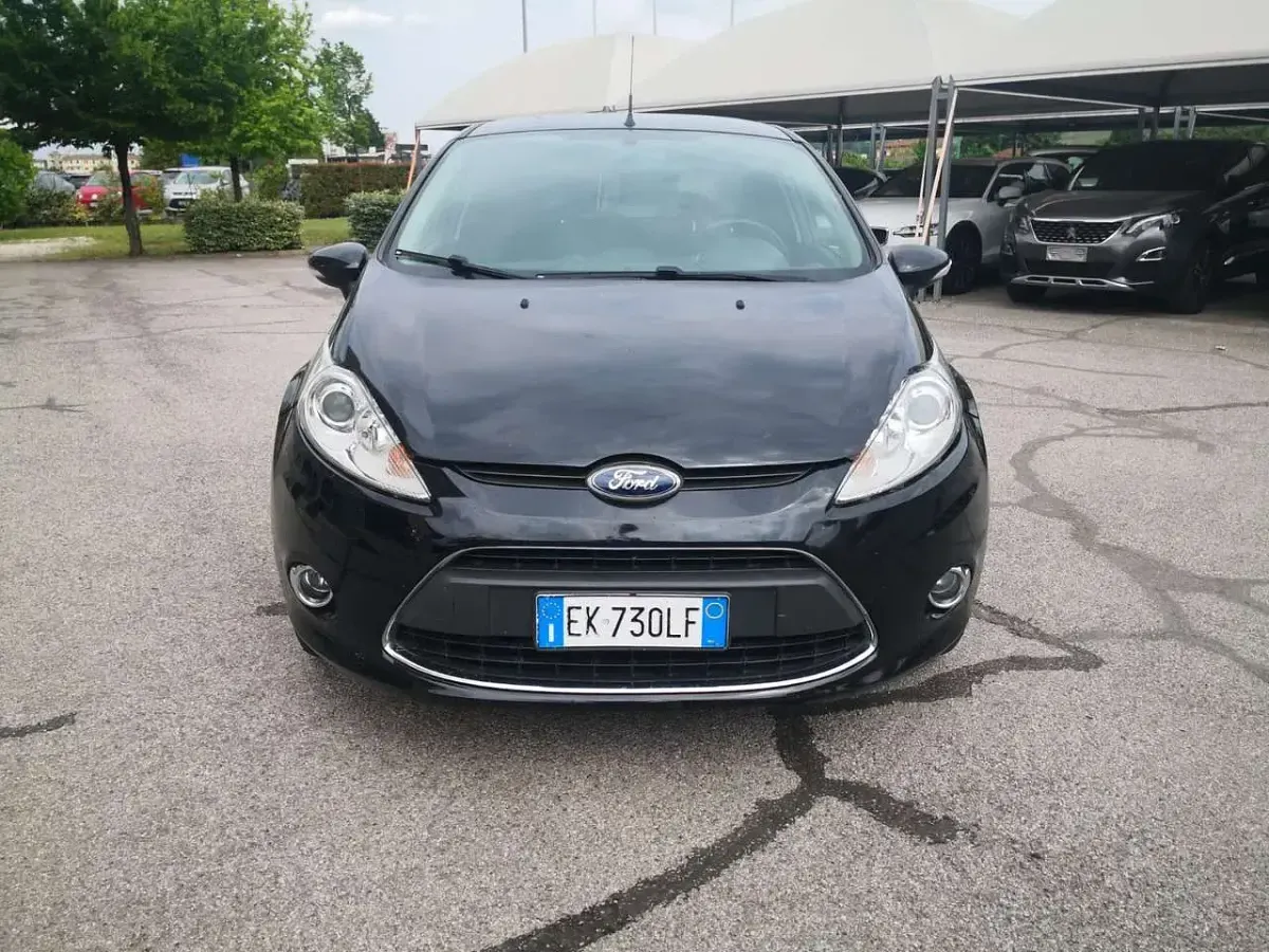 Second-hand Ford Fiesta Titanium 71 CP (52 kW) 2011 Negru Hatchback