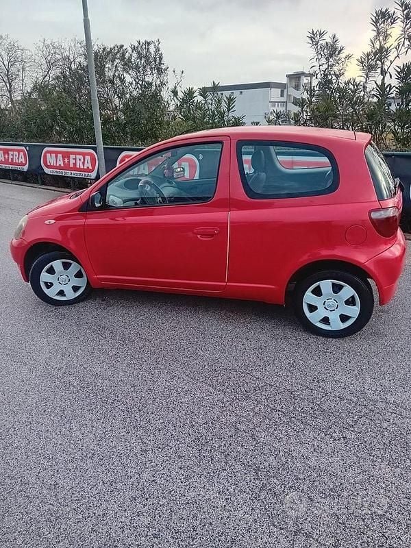 Usata Toyota Yaris 68 CV (50 kW) 1999 Rosso Berlina