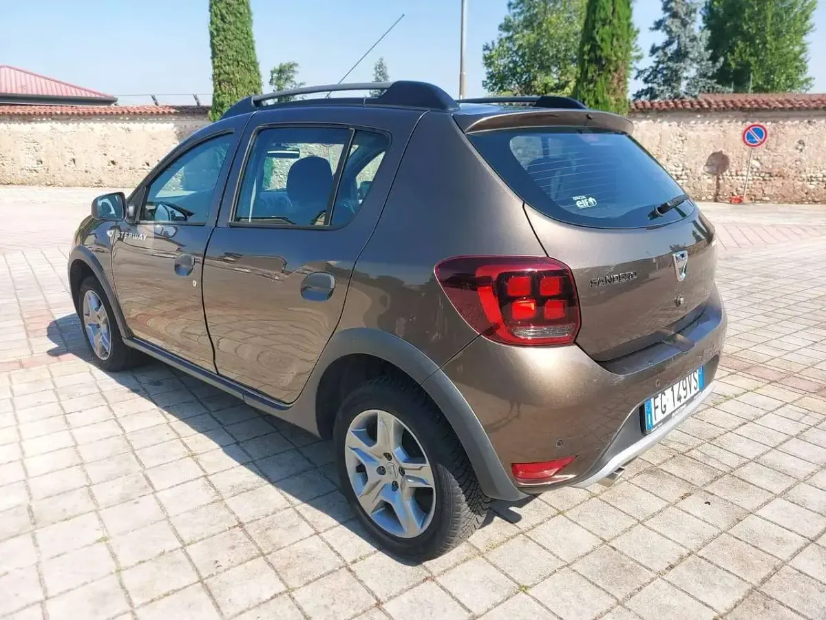 Usata Dacia Sandero Prestige 90 CV (66 kW) 2017 Marrone Berlina