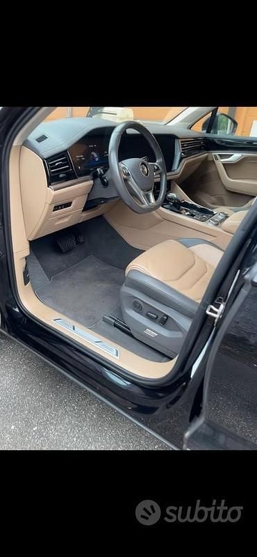 Usata VW Touareg 231 CV (169 kW) 2019 Nero SUV