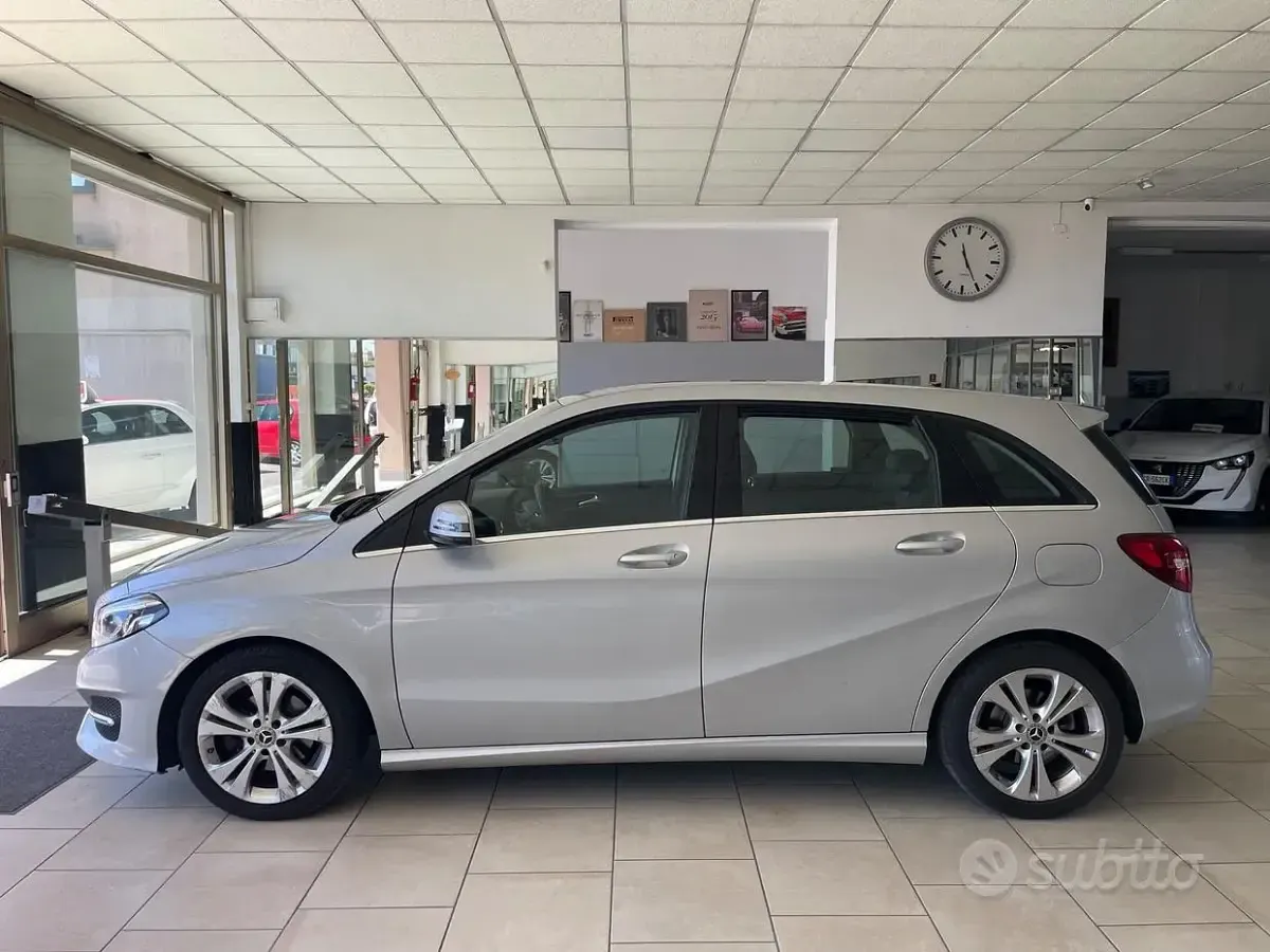 Usata Mercedes B180 122 CV (89 kW) 2017 Grigio Utilitaria