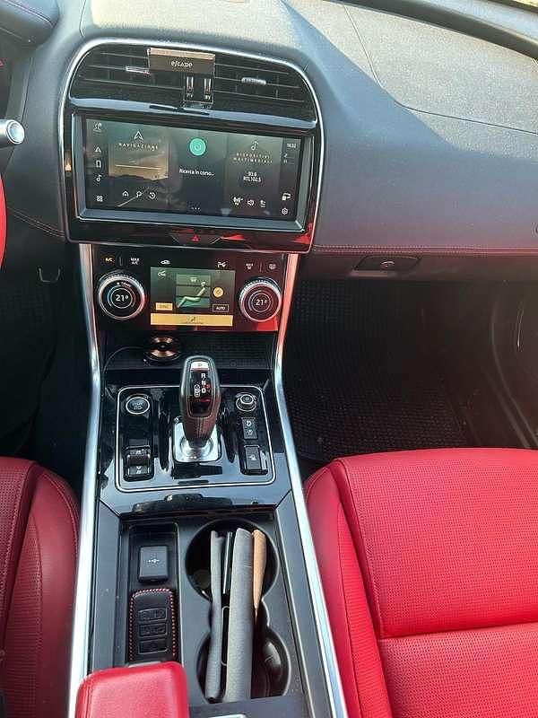 Usata Jaguar XE R-Dynamic 204 CV (150 kW) 2021 Grigio Berlina