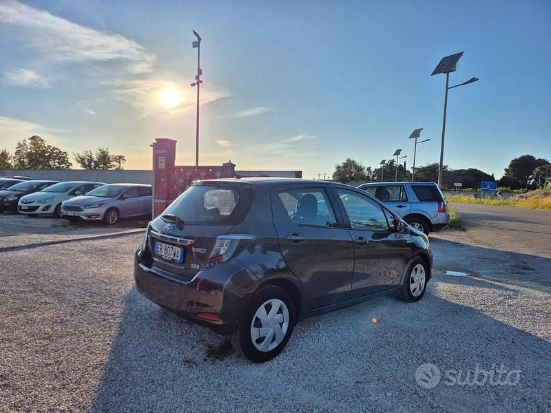 Usata Toyota Yaris Hybrid Lounge 75 CV (55 kW) 2013 Nero Berlina