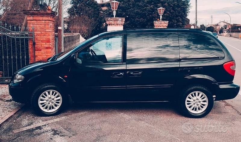 Usata Chrysler Voyager 150 CV (110 kW) 2004 Nero Monovolume