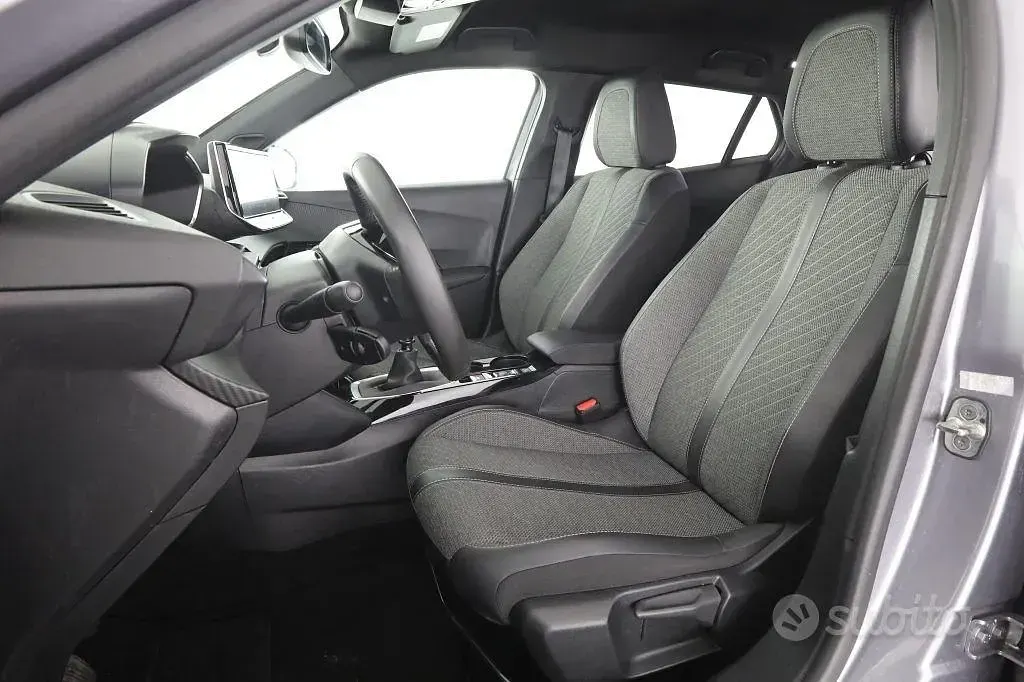 Usata Peugeot 2008 Allure 101 CV (74 kW) 2024 Grigio artense SUV