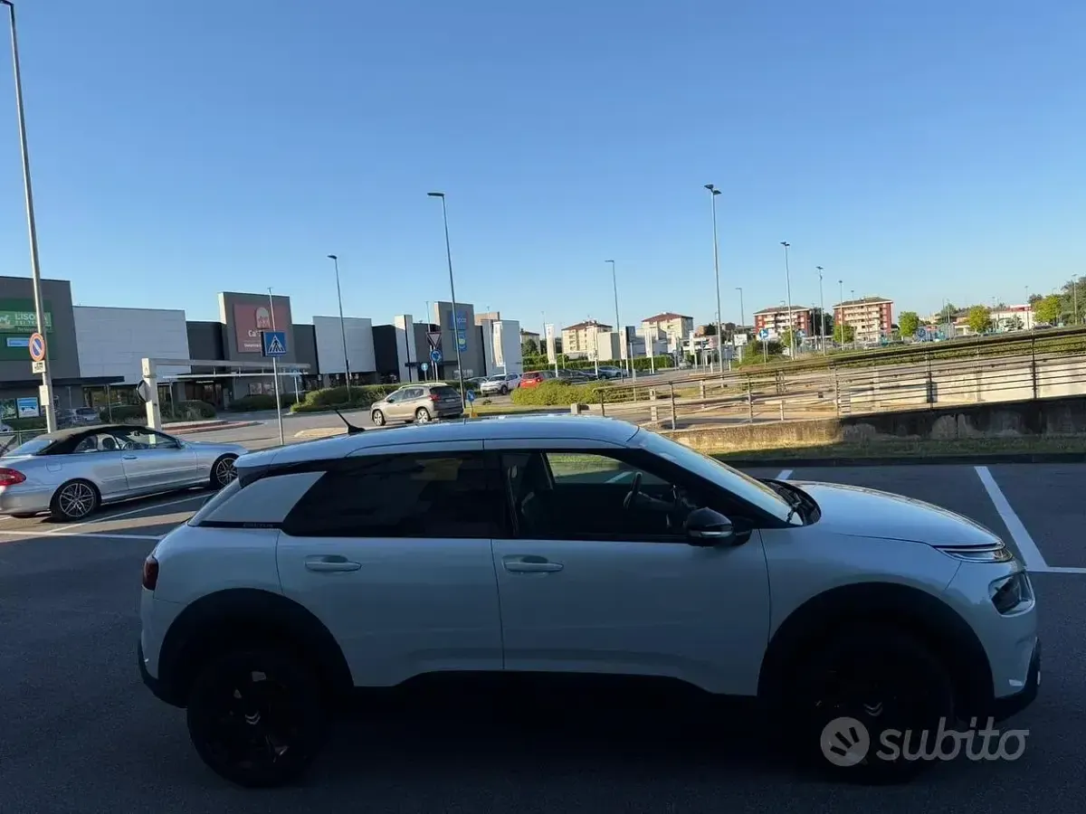 Begagnad Citroën C4 Shine 102 HK (75 kW) 2018 Vit Sedan