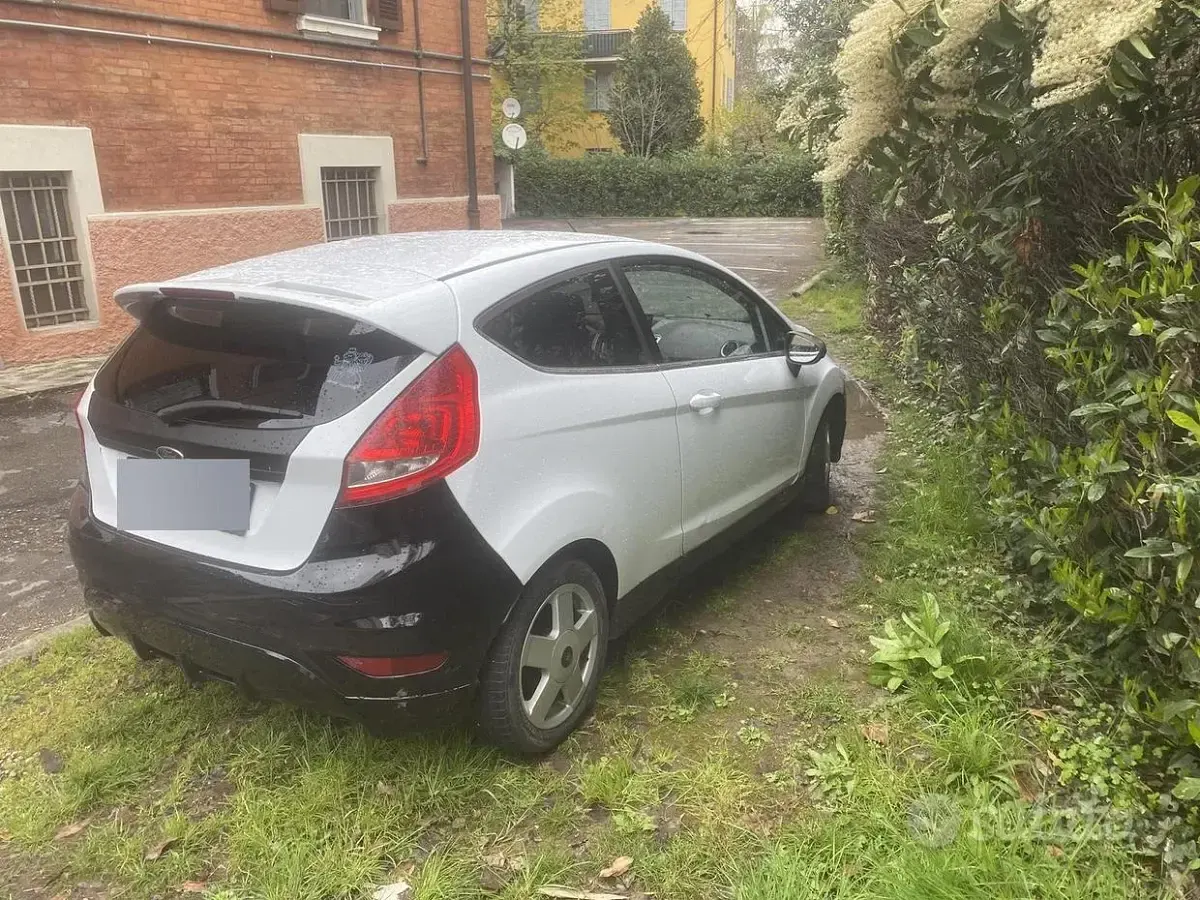 Usata Ford Fiesta 90 CV (66 kW) 2010 Bianco Berlina