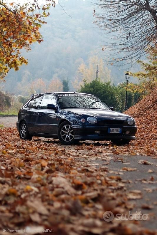 Usata Toyota Corolla 110 CV (80 kW) 2000 Blu Utilitaria