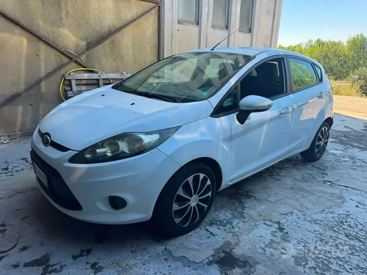 Usata Ford Fiesta Ghia 70 CV (51 kW) 2011 Bianco Berlina