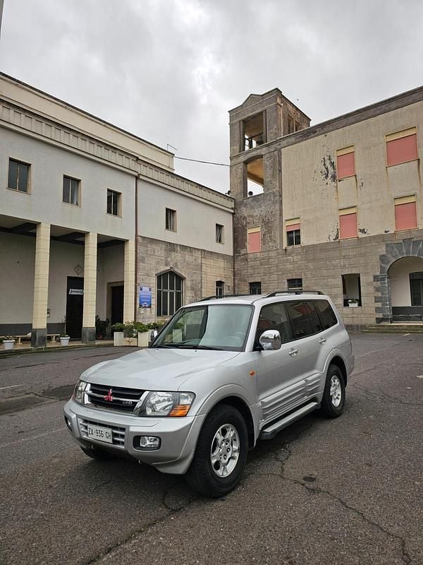 Usata Mitsubishi Pajero 164 CV (120 kW) 2000 Argento SUV