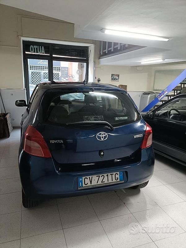 Usata Toyota Yaris 69 CV (50 kW) 2006 Blu Utilitaria