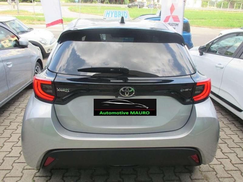 Nuova Toyota Yaris Hybrid Trend 92 CV (67 kW) 2026 Argento Berlina
