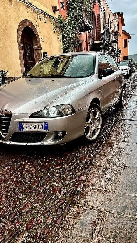 Usata Alfa Romeo 147 120 CV (88 kW) 2005 Grigio Utilitaria