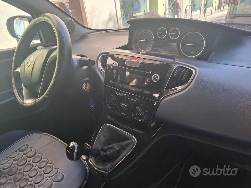 Usata Lancia Ypsilon 69 CV (50 kW) 2015 Bianco Utilitaria