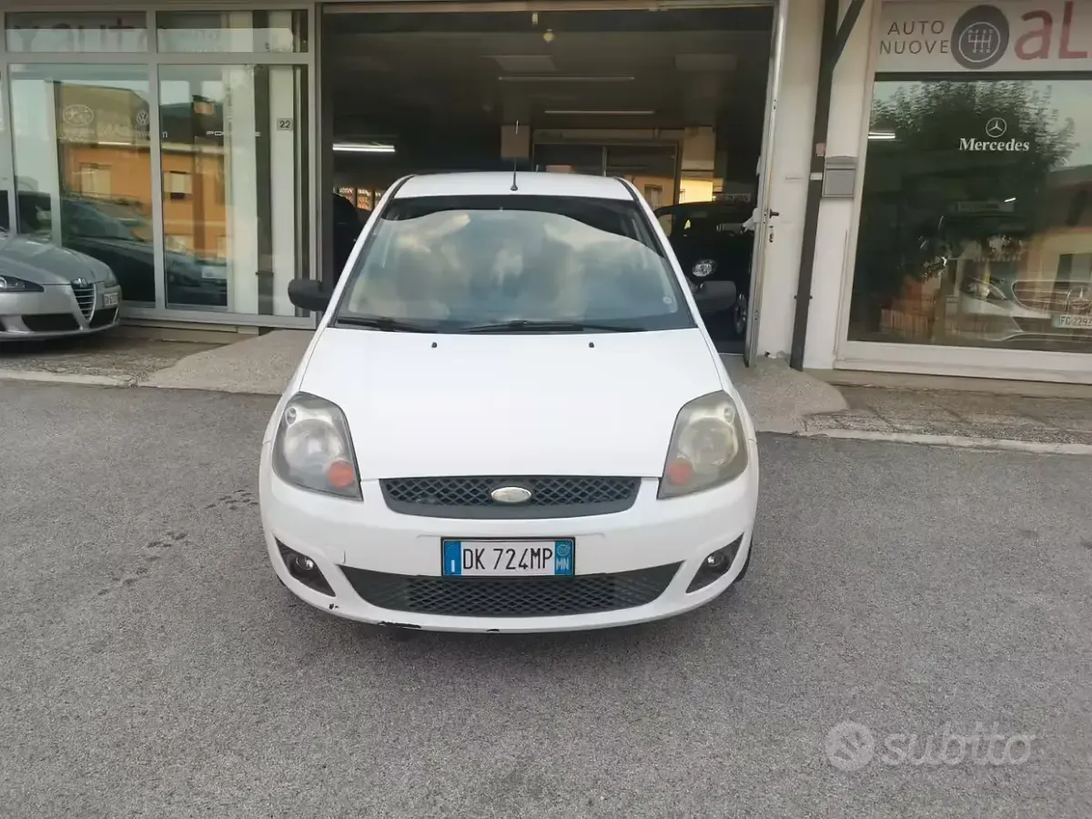 Usata Ford Fiesta 75 CV (55 kW) 2008 Bianco Utilitaria