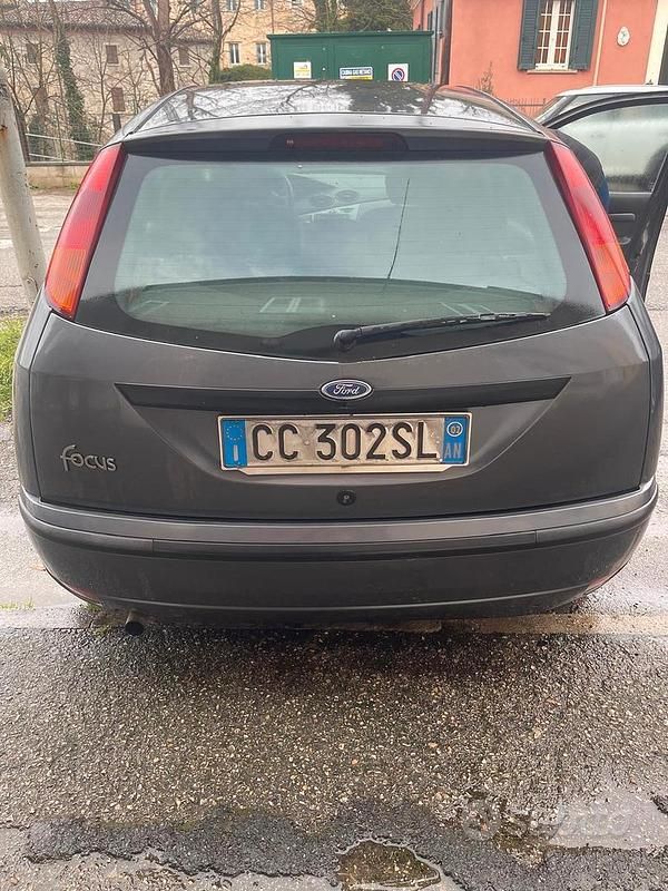 Usata Ford Focus 100 CV (73 kW) 2002 Grigio Berlina