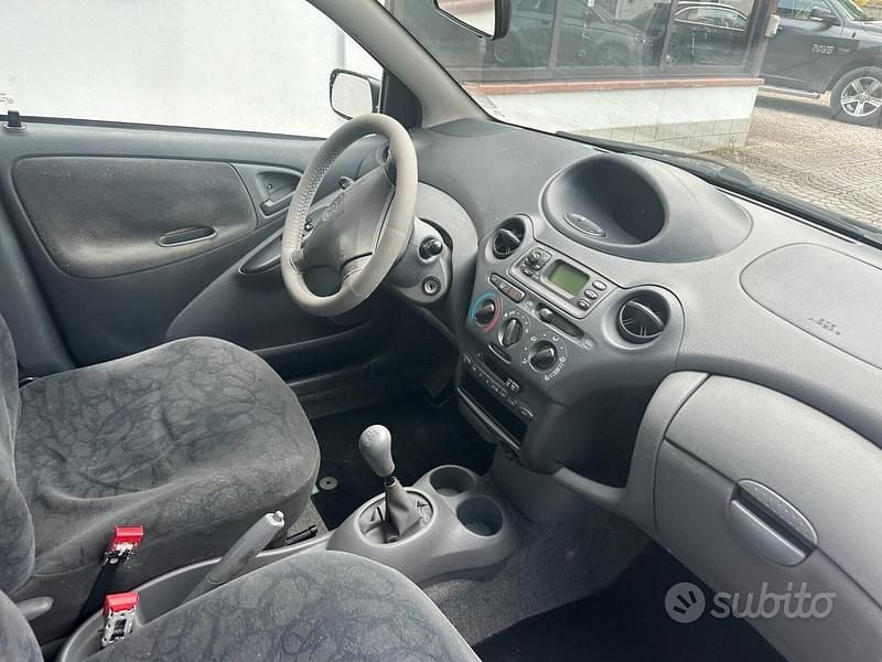 Usata Toyota Yaris 65 CV (47 kW) 2004 Grigio Utilitaria