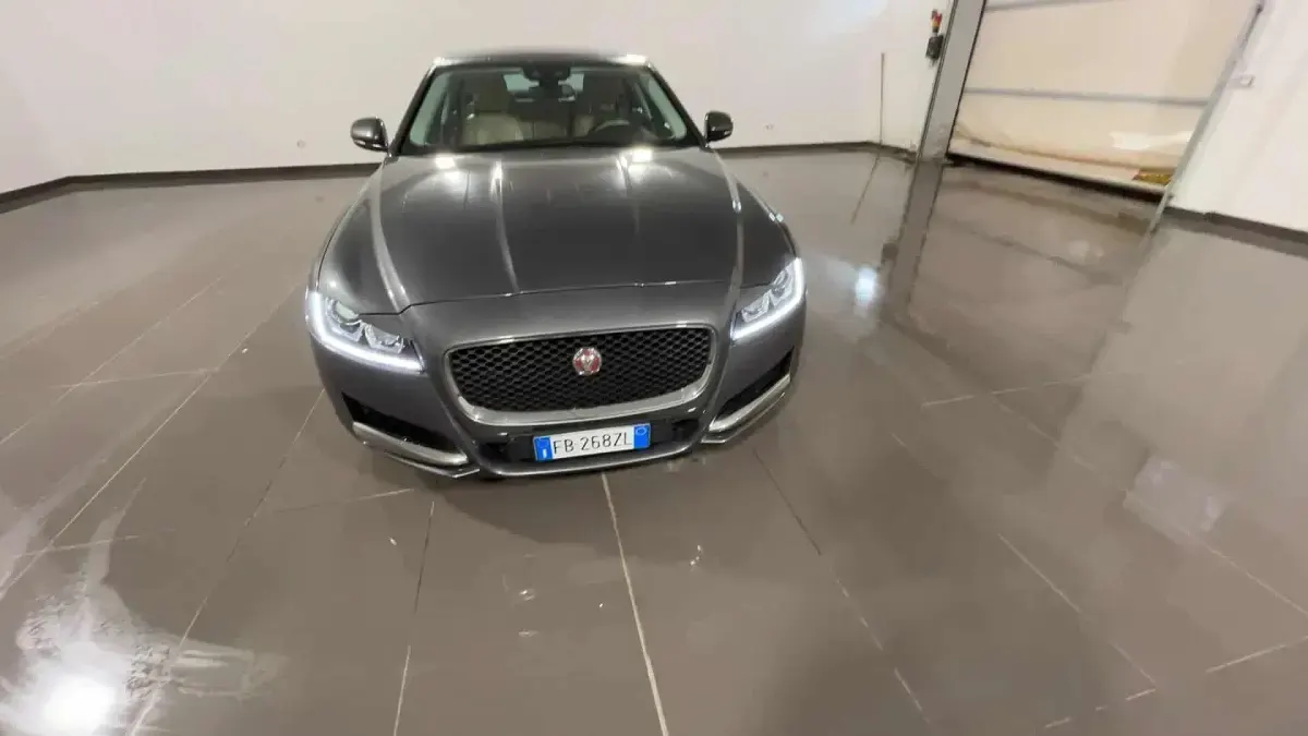 Usata Jaguar XF Prestige 180 CV (132 kW) 2016 Grigio scuro met. Berlina