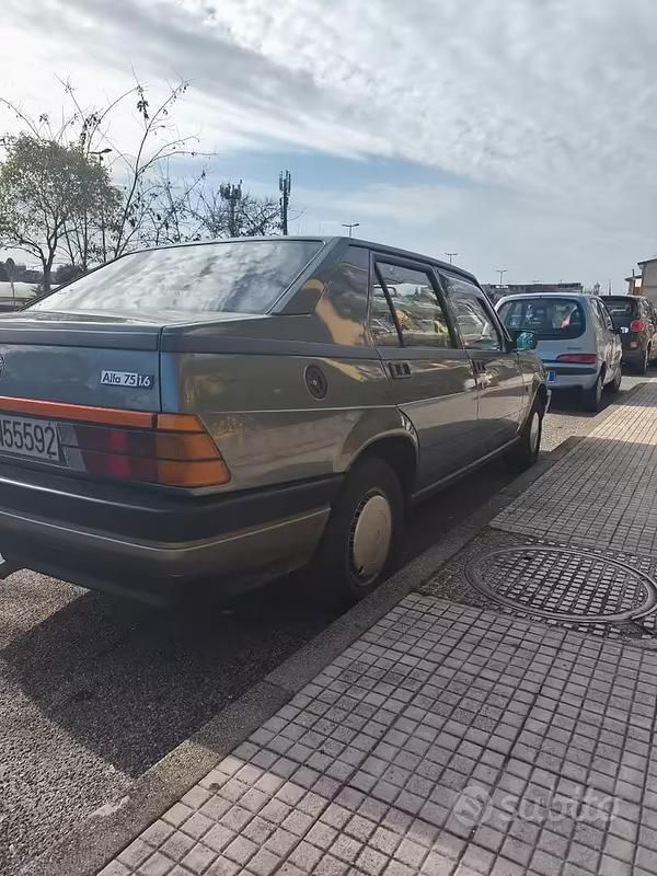 Usata Alfa Romeo 75 110 CV (80 kW) 1986 Grigio Berlina