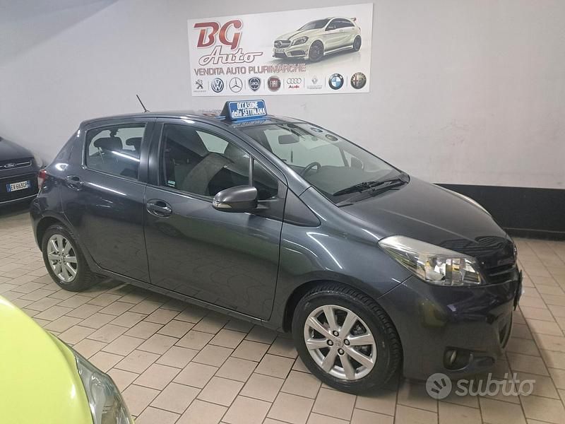 Usata Toyota Yaris 69 CV (50 kW) 2013 Grigio Berlina