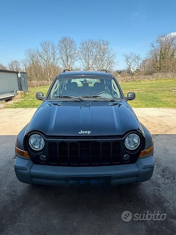 Usata Jeep Cherokee 116 CV (85 kW) 2008 Nero SUV