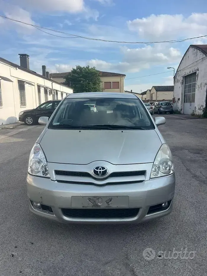 Usata Toyota Corolla Verso 136 CV (100 kW) 2006 Grigio Monovolume
