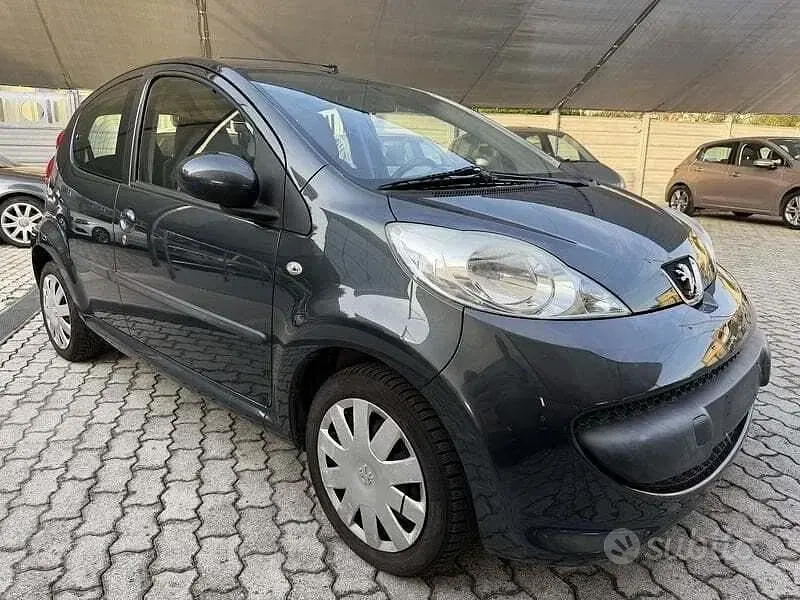 Usata Peugeot 107 Urban Move 68 CV (50 kW) 2008 Grigio Utilitaria