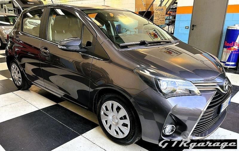 Usata Toyota Yaris Active 90 CV (66 kW) 2015 Grigio Utilitaria