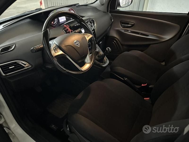 Usata Lancia Ypsilon 95 CV (69 kW) 2015 Bianco Utilitaria
